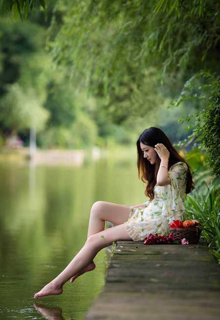 Photoshop打造柔美的中性冷色湖景美女图片教程